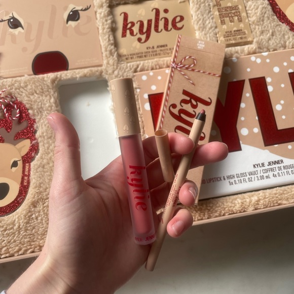 KYLIE COSMETICS 2022 CHRISTMAS COLLECTION - Picture 6 of 13